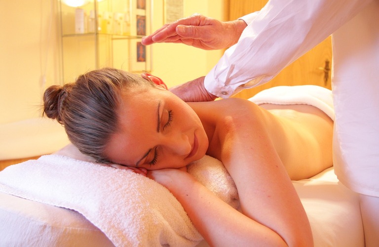 アロママッサージのオンライン資格取得ならHands of Healing